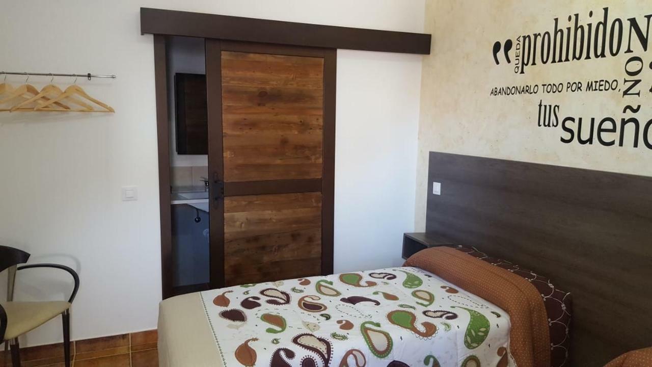 Hostal Almagro - Parking Bagian luar foto