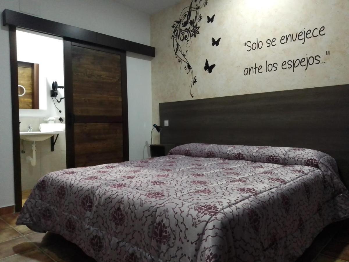Hostal Almagro - Parking Bagian luar foto